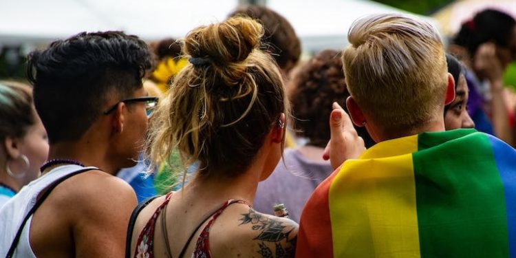 80% от ЛГБТ служителите се чувстват по-комфортно, когато се разкриват на работното си място 1 80% от ЛГБТ служителите се чувстват по-комфортно, когато се разкриват на работното си място