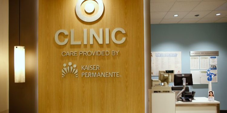 75 000 здравни работници на Kaiser Permanente излизат на стачка 1 75 000 здравни работници на Kaiser Permanente излизат на стачка