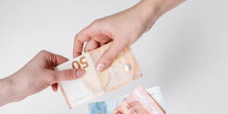 Минималната работна заплата се увеличава с 10% 1 Минималната работна заплата се увеличава с 10%