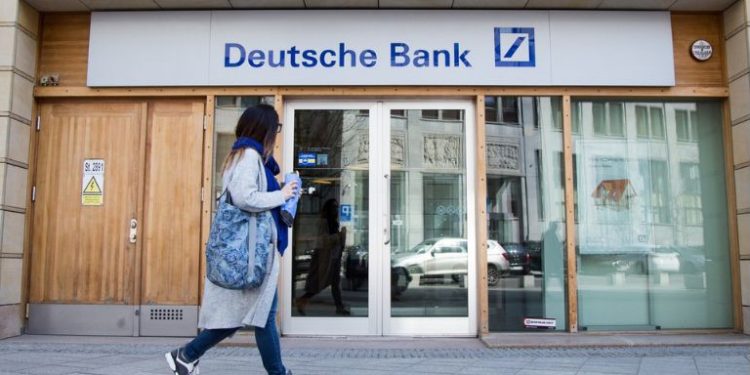 Профсъюзът "Верди" настоява Deutsche Bank да увеличи заплатите на служителите си с 15,5% 1 Профсъюзът "Верди" настоява Deutsche Bank да увеличи заплатите на служителите си с 15,5%